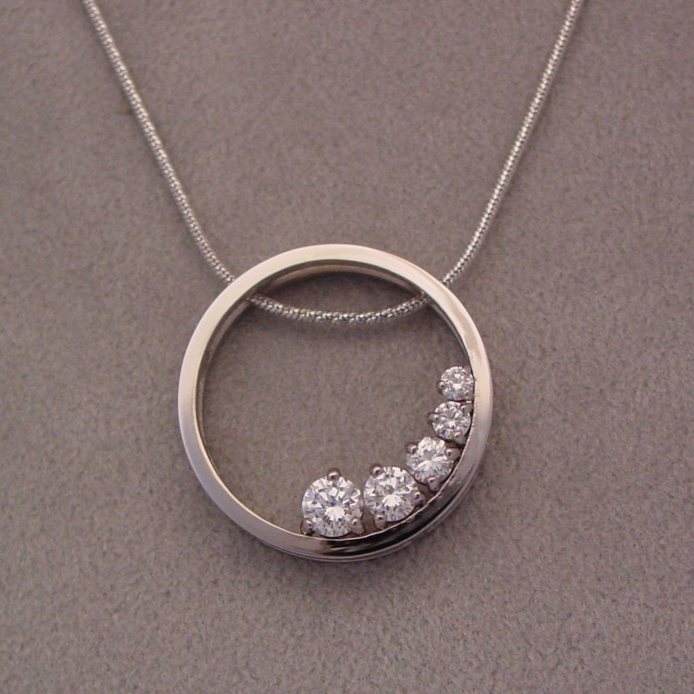 14k White Gold Diamond Circle Pendant