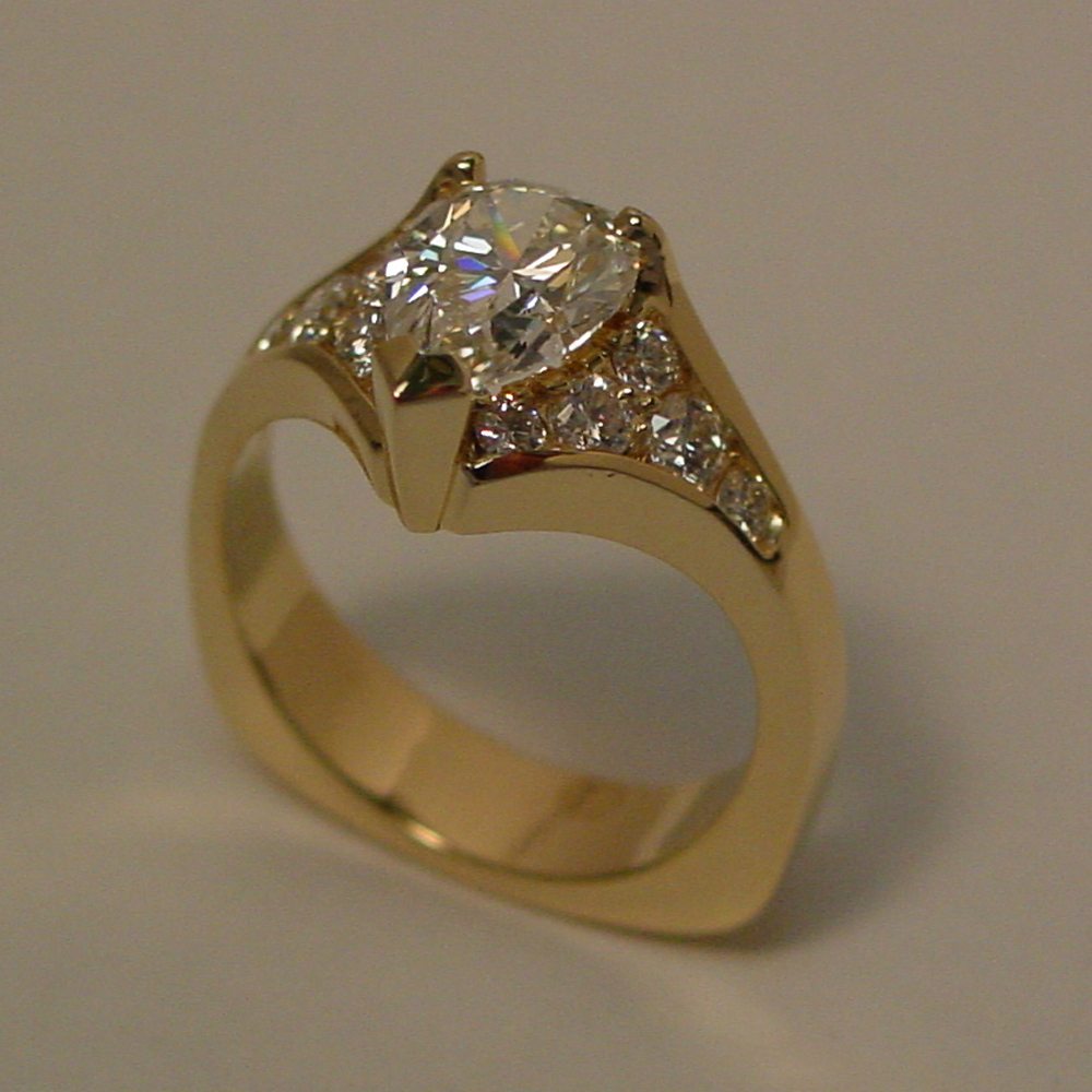 18k Yellow Gold 1ct Pear Shaped Diamond Ring